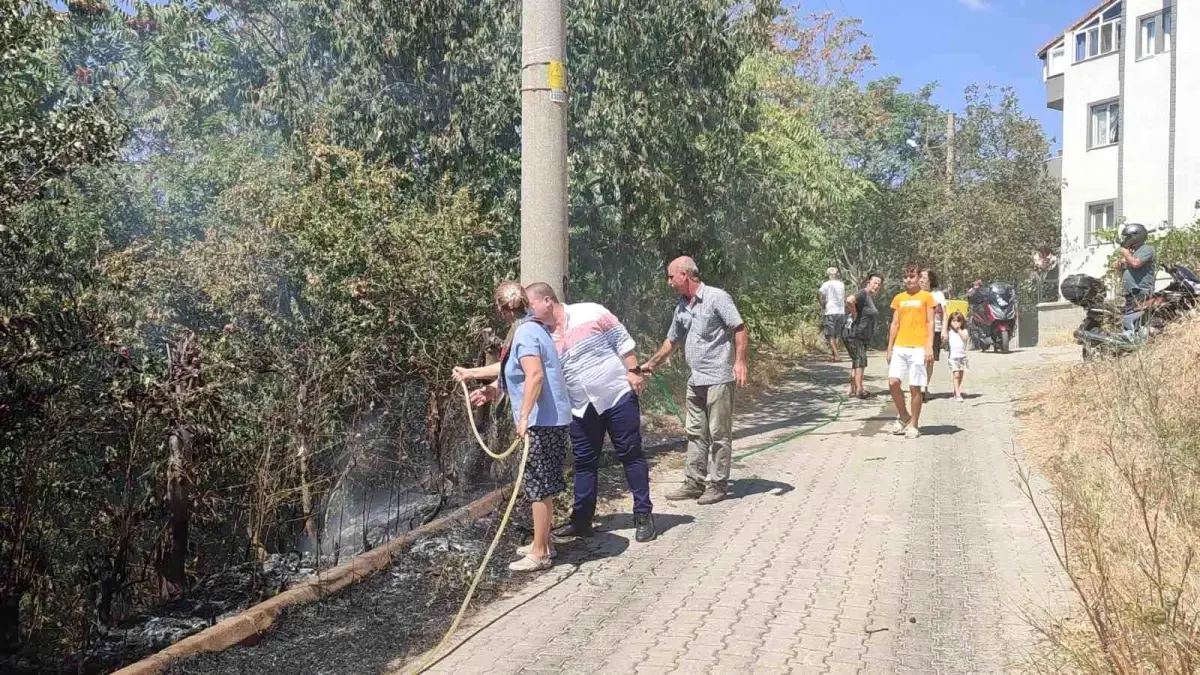 Edirne'de Mahalleli Hortumlarla Yangına Müdahale Etti