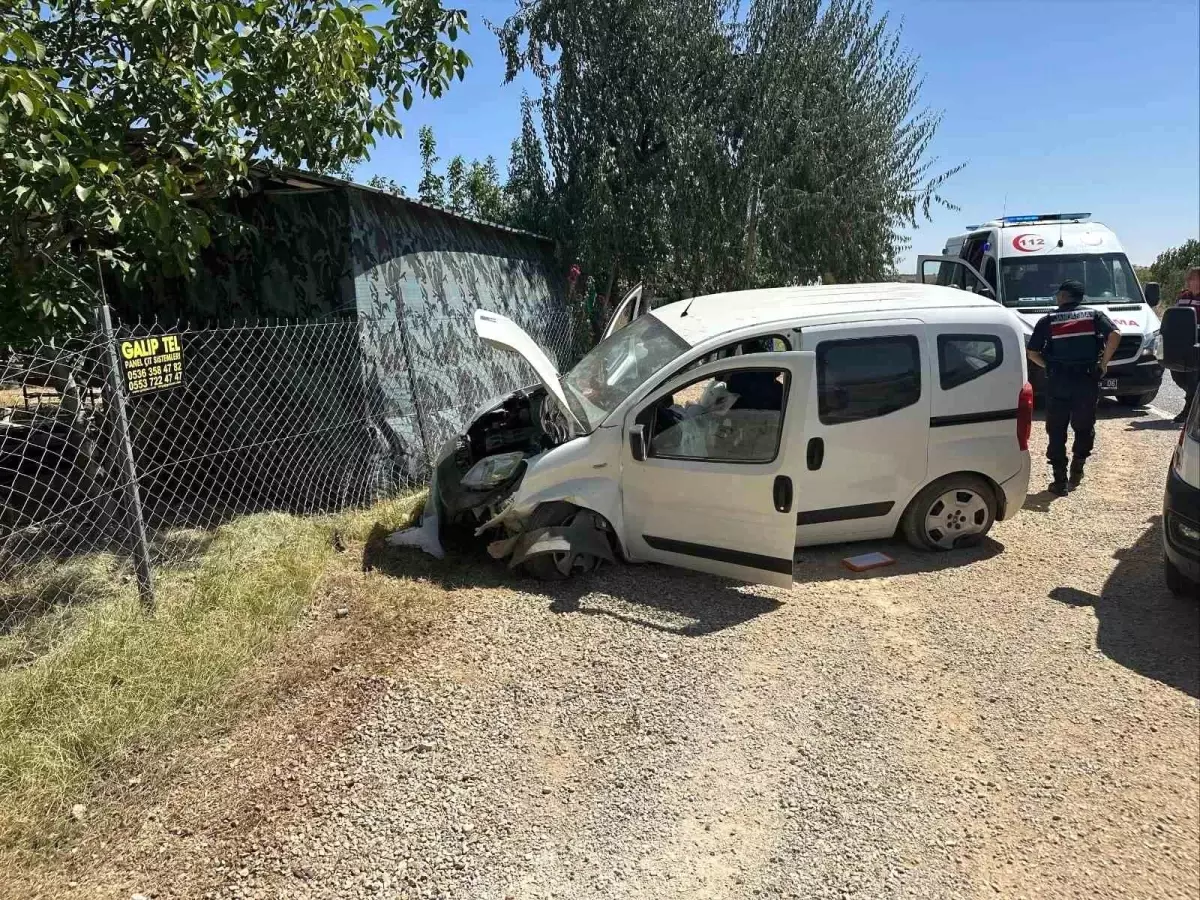 Konya'da Hafif Ticari Araç Lastiği Patladı: 2 Yaralı