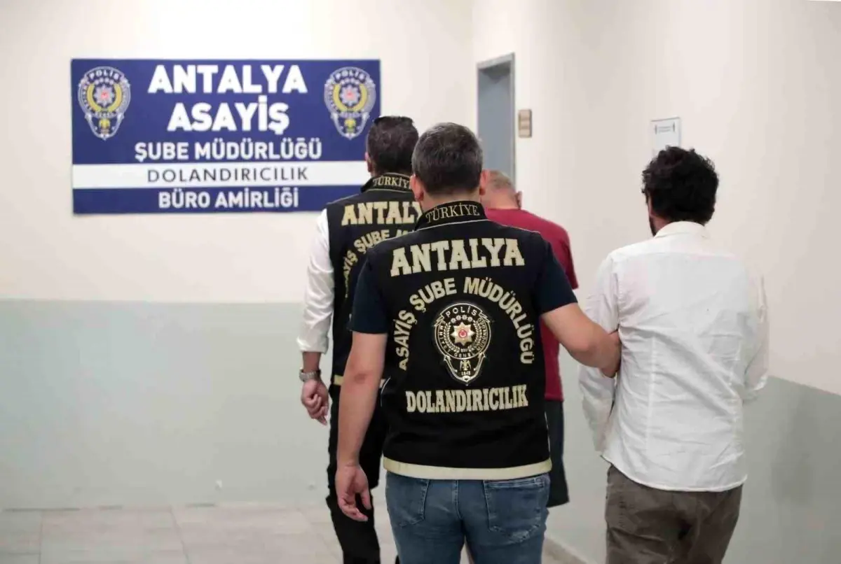 Antalya'da Kuyumcuya Sahte Altın Satışı: 2 Gözaltı