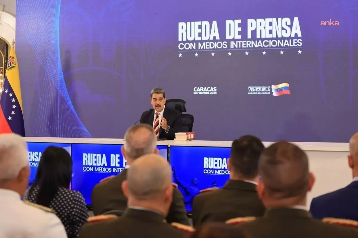 Maduro Dünyaya Seslendi: Bin 200 Füze Taşıyan Sekiz ABD Savaş Gemisi Venezuela'yı Hedef Almış Durumda. Bu Kanlı Bir Tehdit
