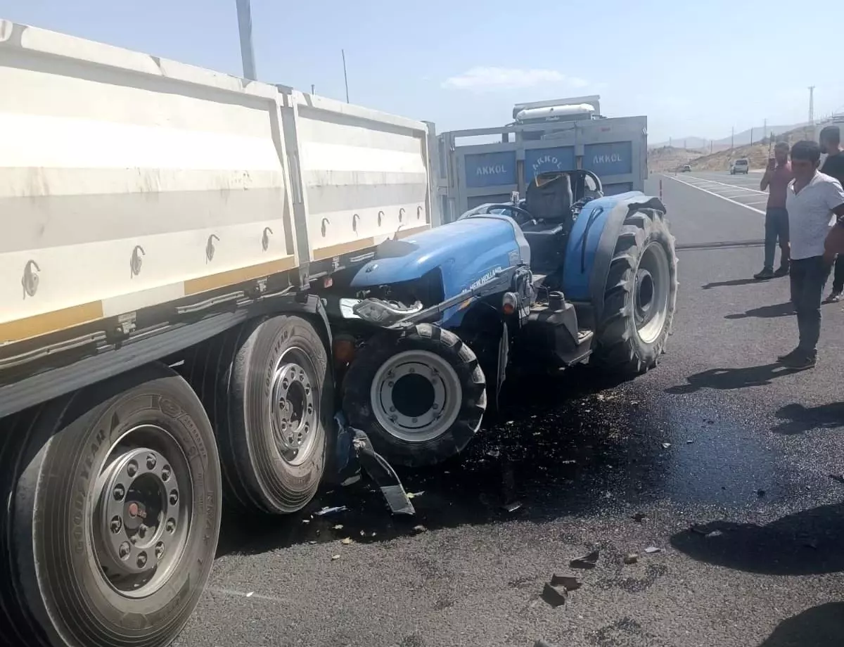 Malatya'da Tır ile Traktör Çarpıştı: 1 Yaralı