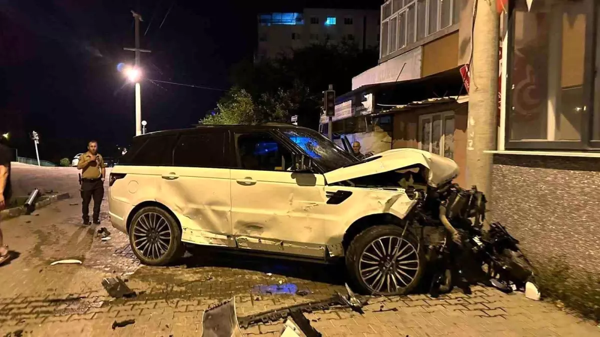 Osmaniye'de Lüks Cip ile Kamyonet Çarpıştı: 4 Yaralı