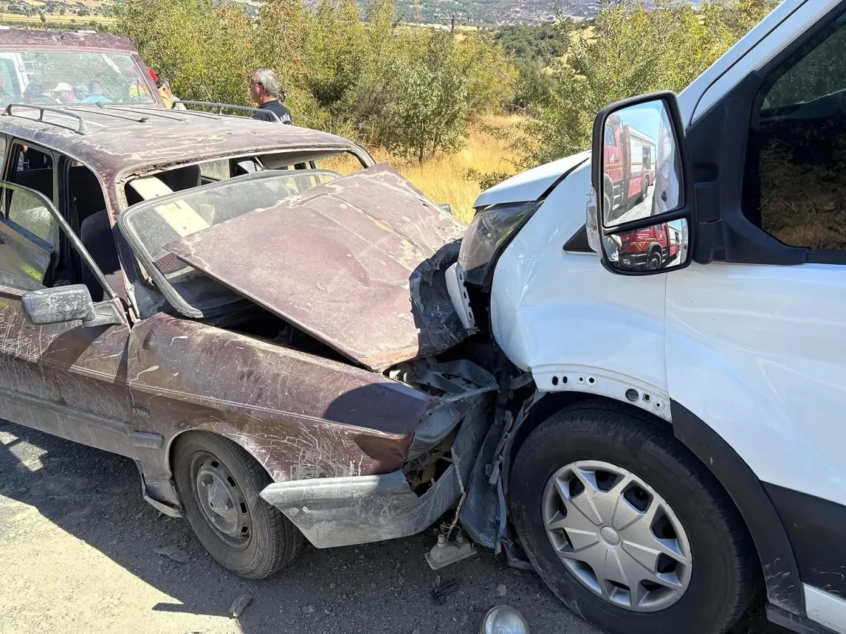 Manisa'da Otomobil ve Transit Kafa Kafaya Çarpıştı: İki Sürücü Yaralı