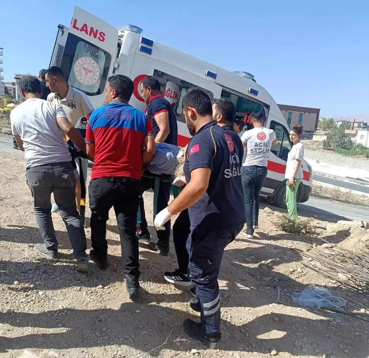 Adıyaman'da Otomobil İnşaat Boşluğuna Düştü, Sürücü Yaralandı