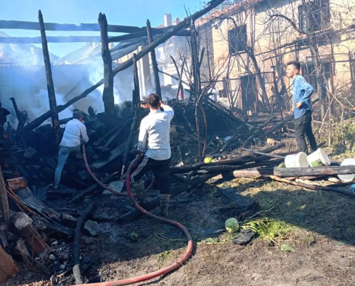 Tavşanlı'da Park Halindeki Otomobil Yangını Üç Evi Kül Etti