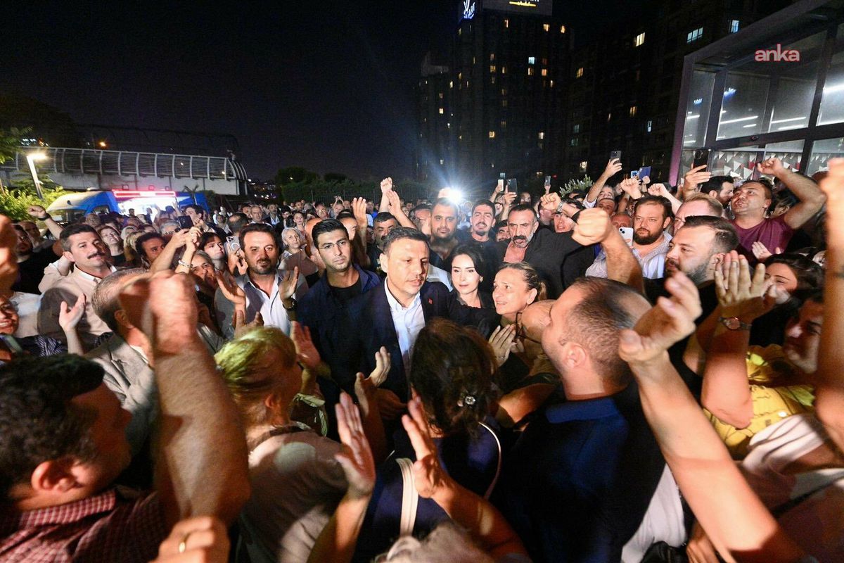 Özgür Çelik, CHP İl Başkanlığı'nda Bekleyişini Sürdürüyor