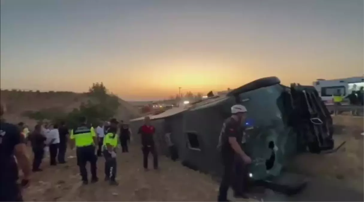 Şanlıurfa-Gaziantep Otoyolunda Otobüs Devrildi: 27 Yaralı