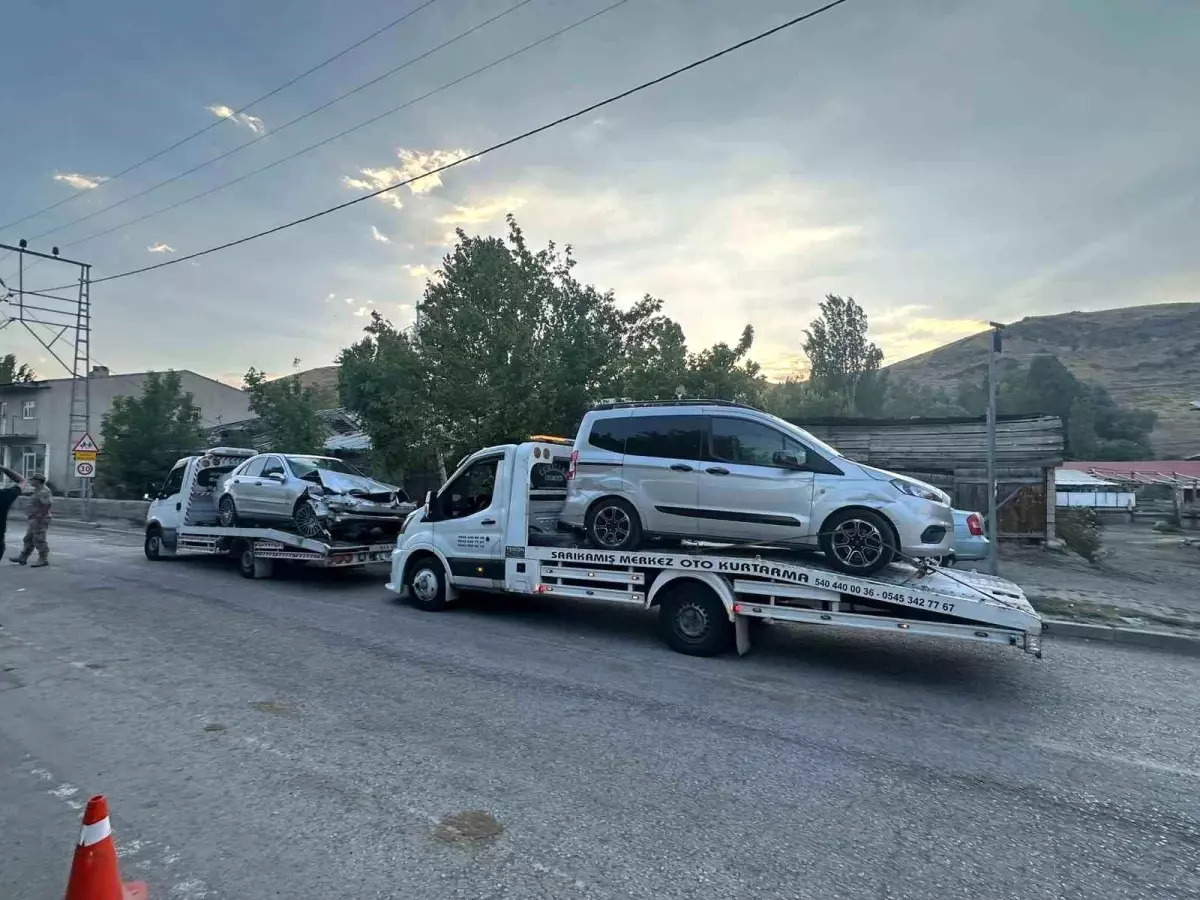 Sarıkamış'ta Zincirleme Trafik Kazası: 5 Yaralı