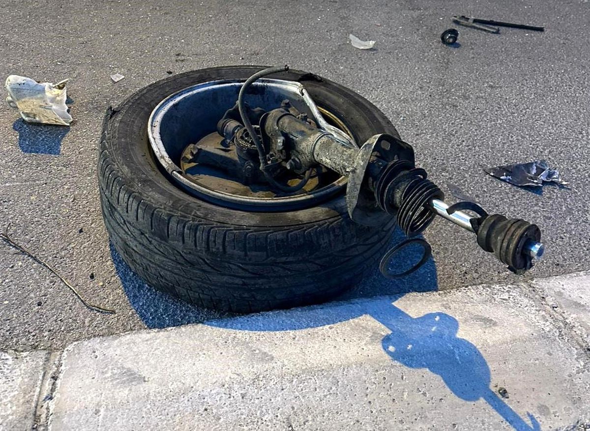 Mersin'de Kamyona Çarpan Otomobil Hurdaya Döndü, 2 Yaralı