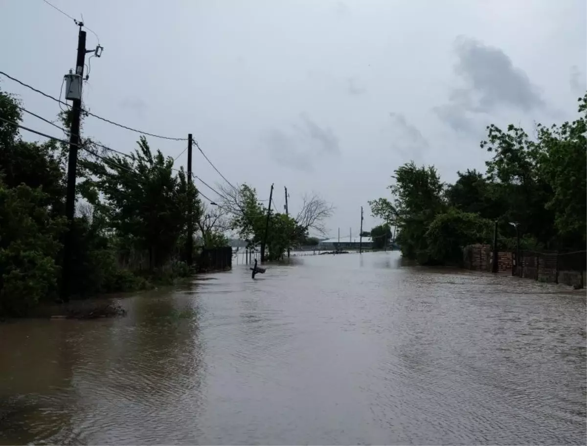 Texas'ta Sel Felaketi: 2 Kişi Hayatını Kaybetti