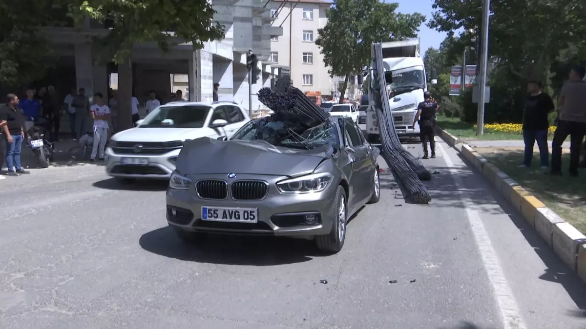 Elazığ'da TIR'ın Dorsesindeki Demirler Otomobilin Üzerine Düştü: 2 Yaralı