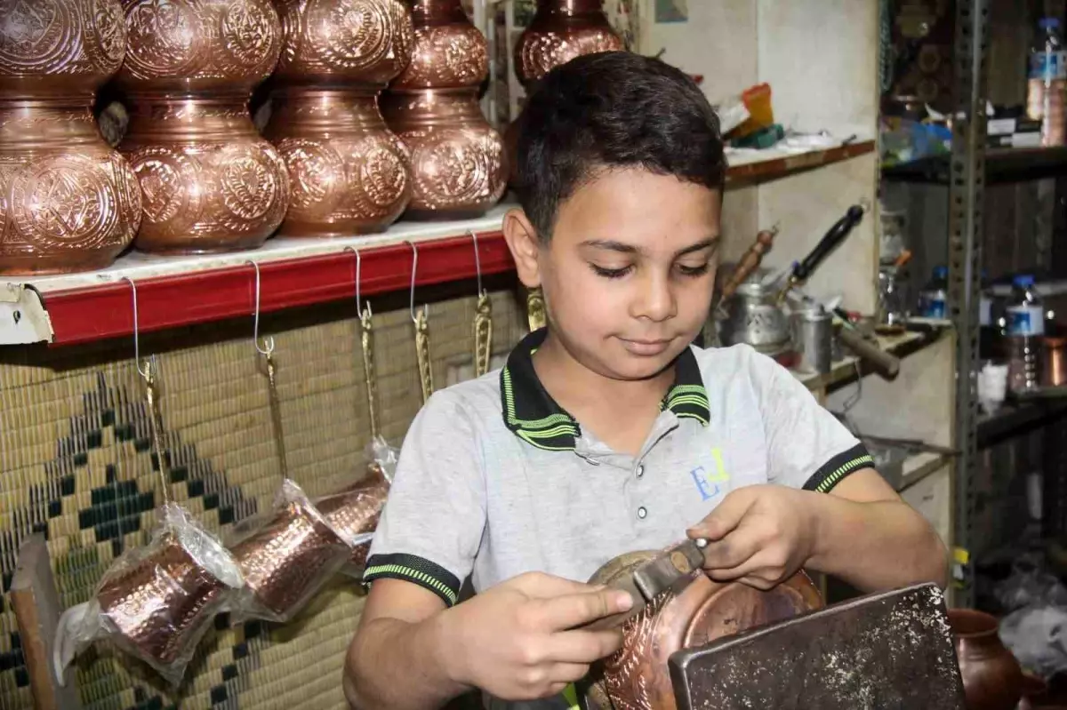 10 Yaşındaki Yakup Can, Bakır İşlemede Yılların Ustalarına Taş Çıkartıyor