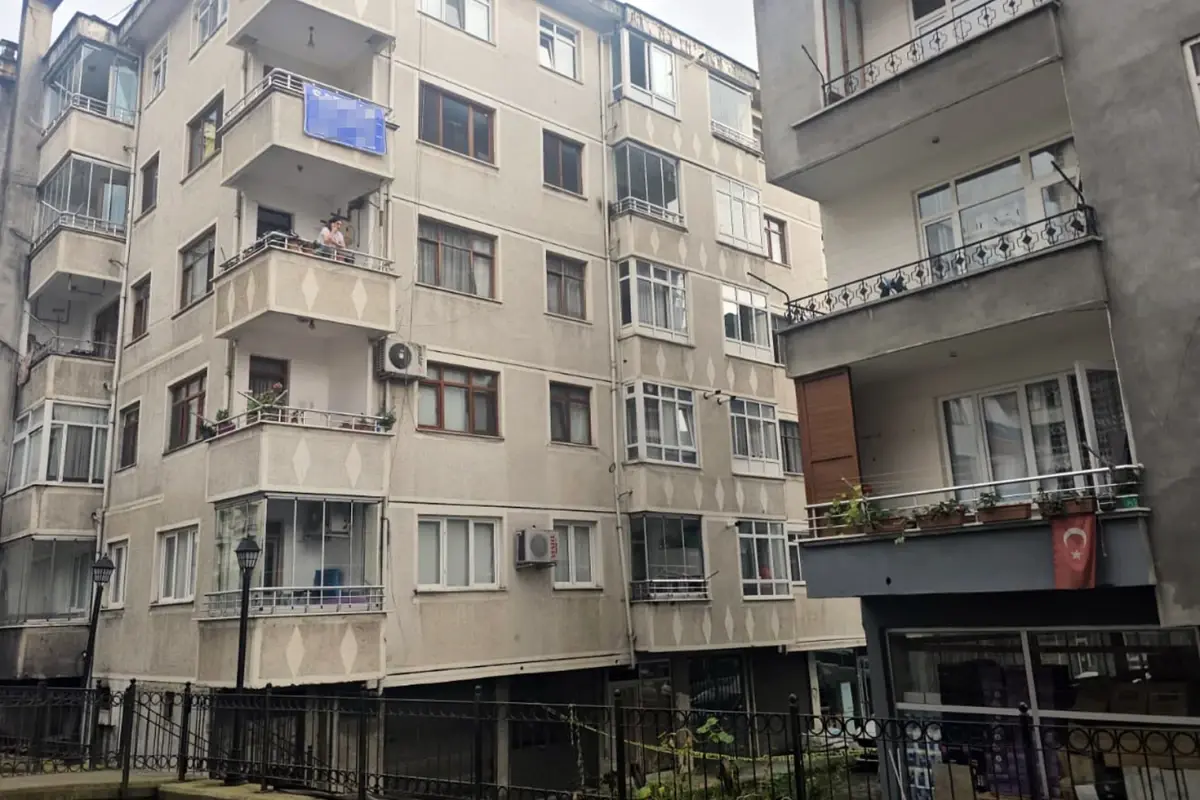 10 günlük bebek, babasının kucağındayken 5. kattan düşerek can verdi