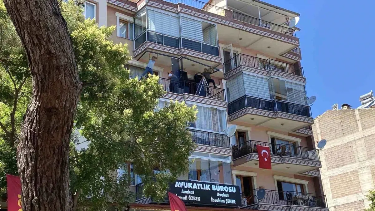 Burdur'da Cam Balkon Uygulaması Tehlikeli Anlar Yaşattı
