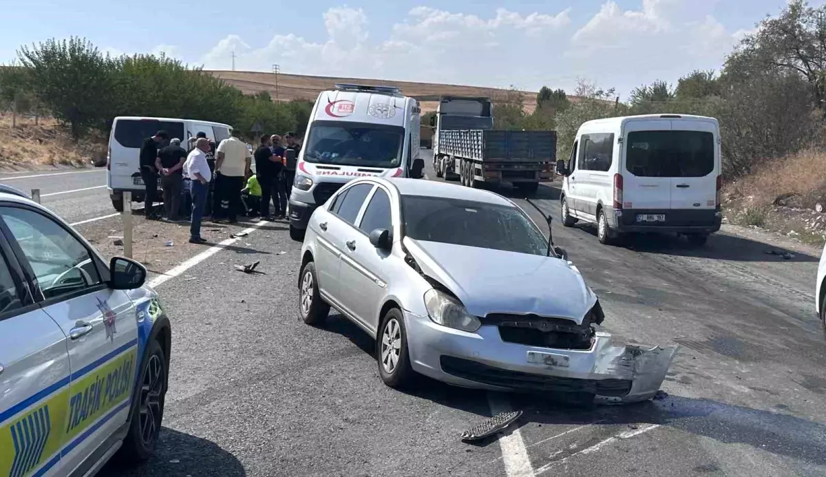 Adıyaman'da U Dönüşü Kazası: 3 Yaralı