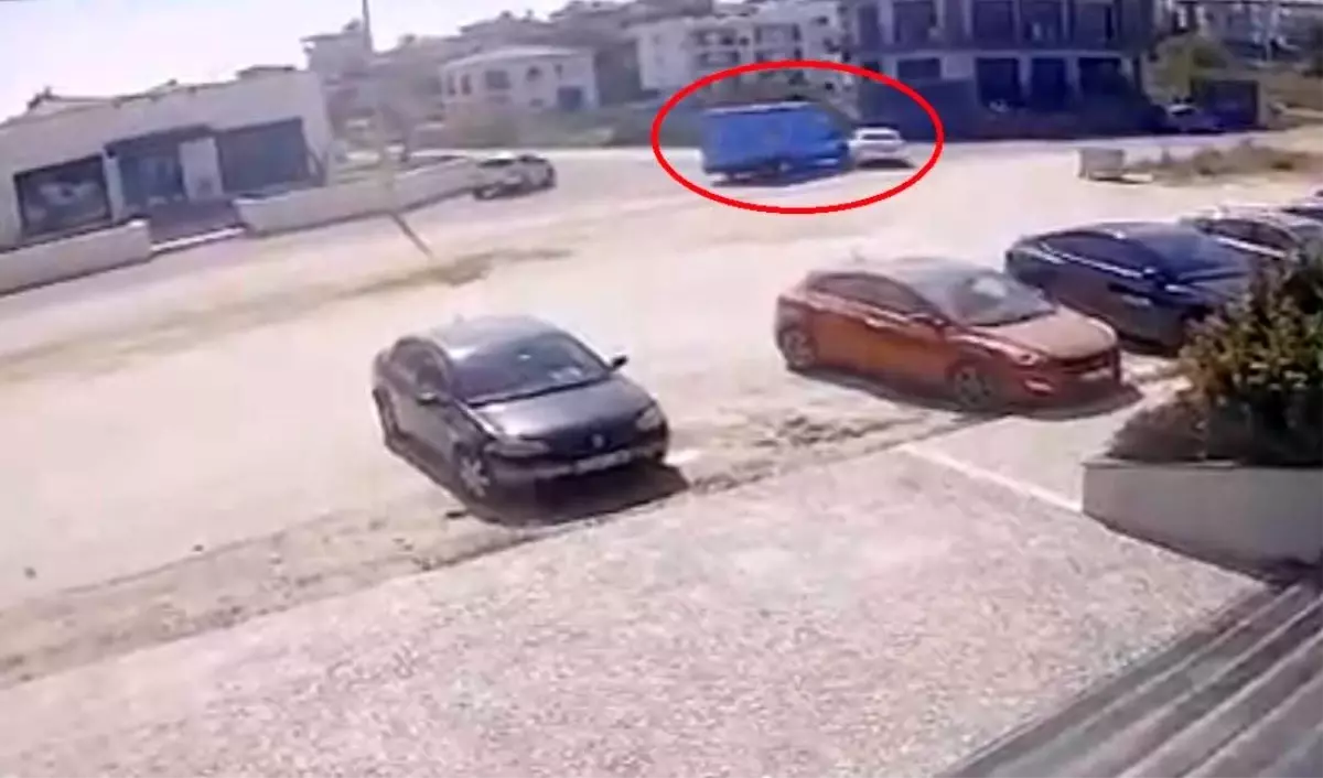 Manavgat'ta Kargo Aracıyla Otomobil Çarpıştı, Yaralı Yok