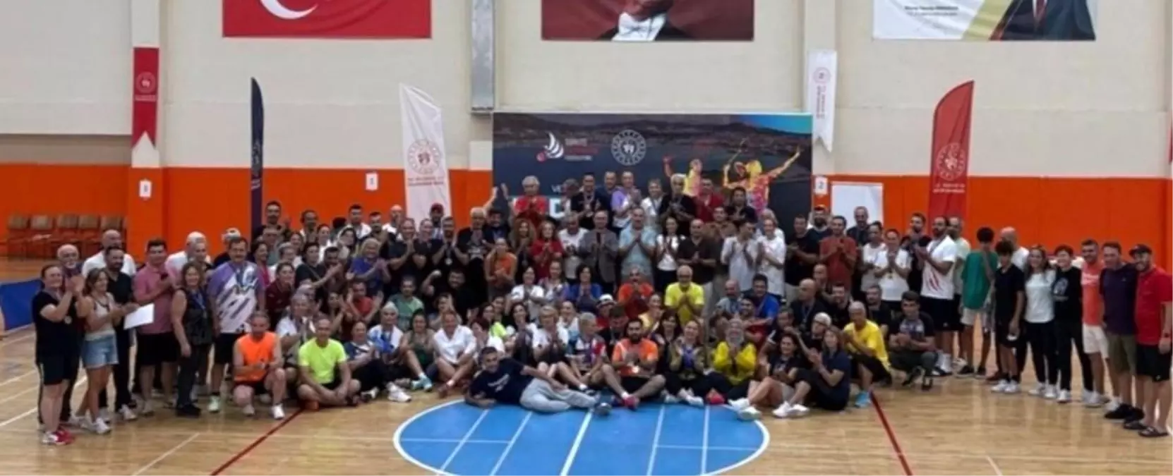 Kuşadası'nda Badminton Veteranlar Türkiye Şampiyonası Sona Erdi