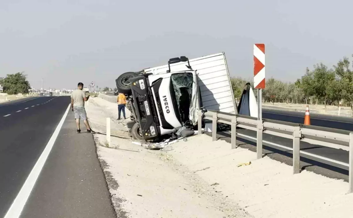 Aksaray'da Kamyonet Refüje Devrildi, Sürücü Yaralandı