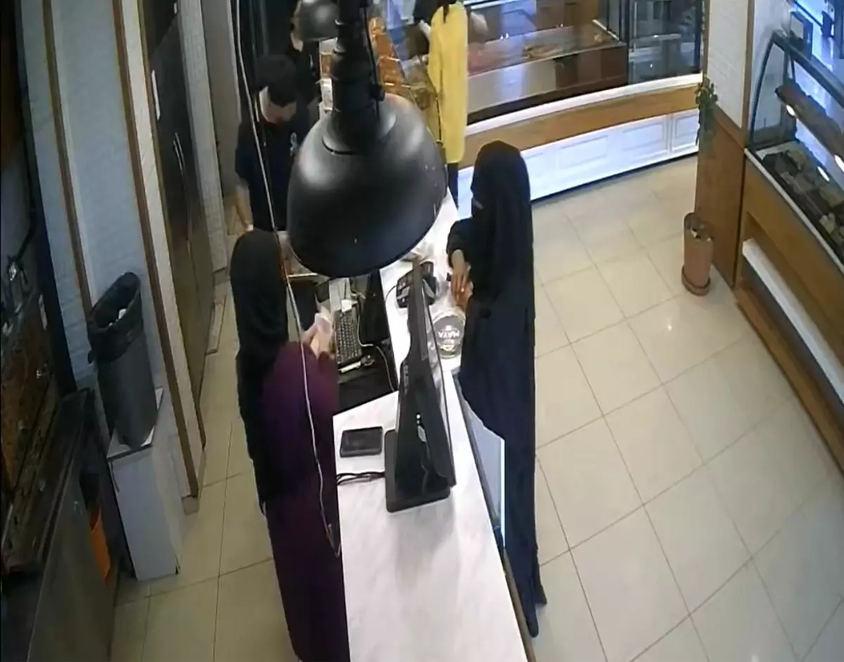 Bursa'da Tırnakçılık Girişimi: Kadın Simit Aldı, Parayı Kapkaç Yapmaya Çalıştı