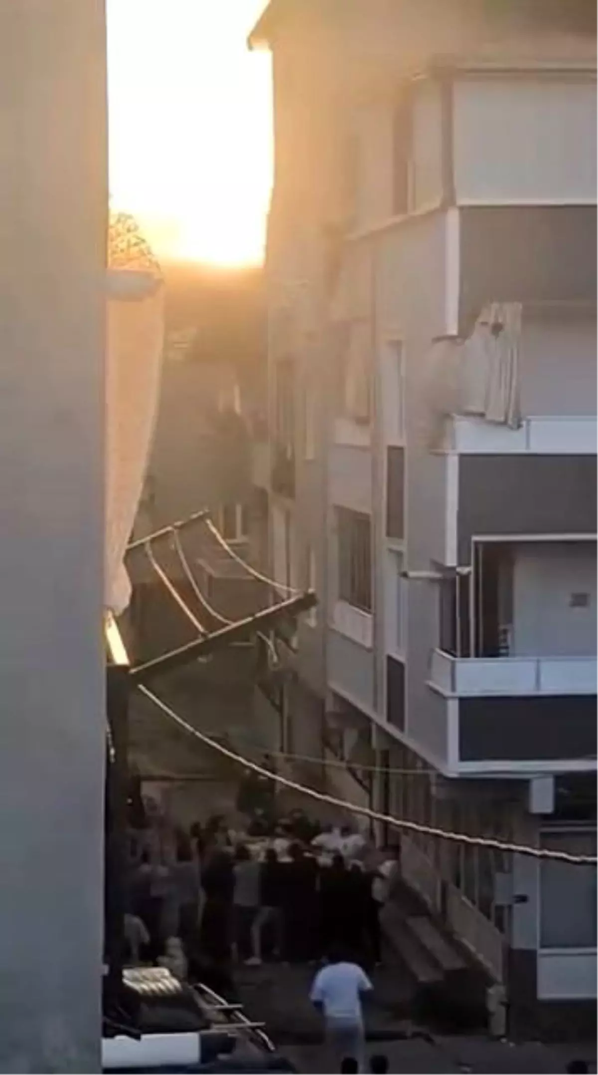 Bursa'da Yangından Kurtulan Babaanne ve Torunu Vatandaşlar Tarafından Kurtarıldı