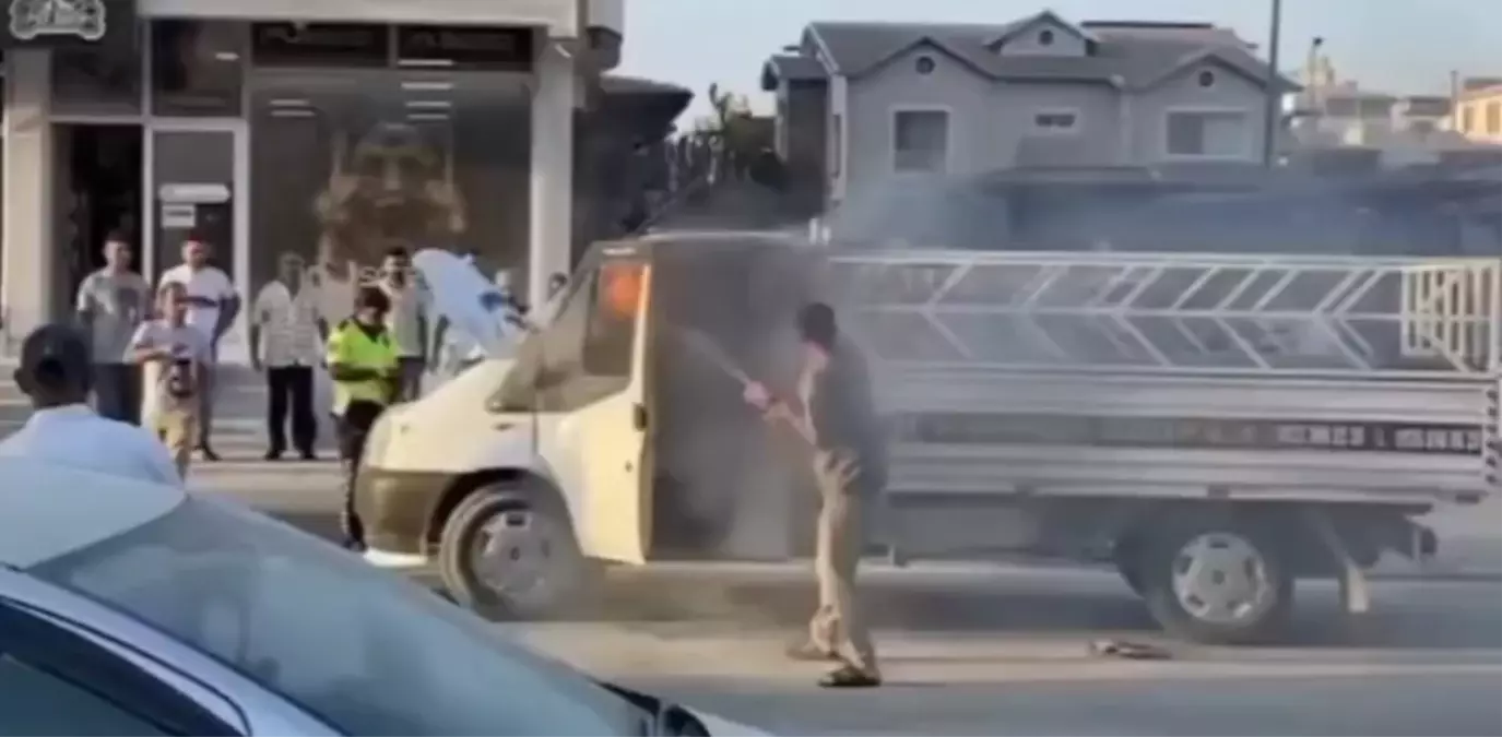Hatay'da Kamyonette Yangın Çıktı, Mahalleli Müdahale Etti