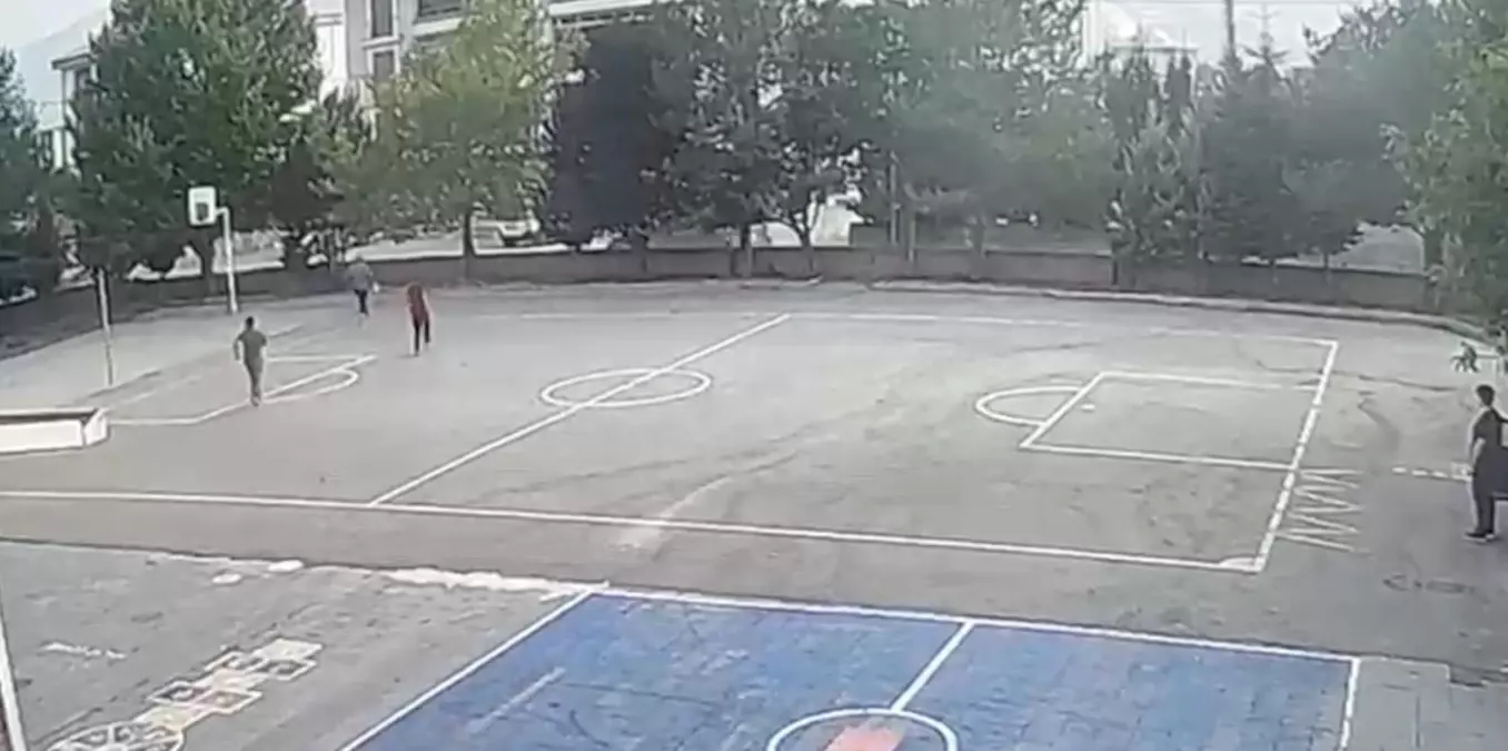 El freni unutulan araç çocukların üzerine doğru gitti, ilkokul müdürü durdurdu