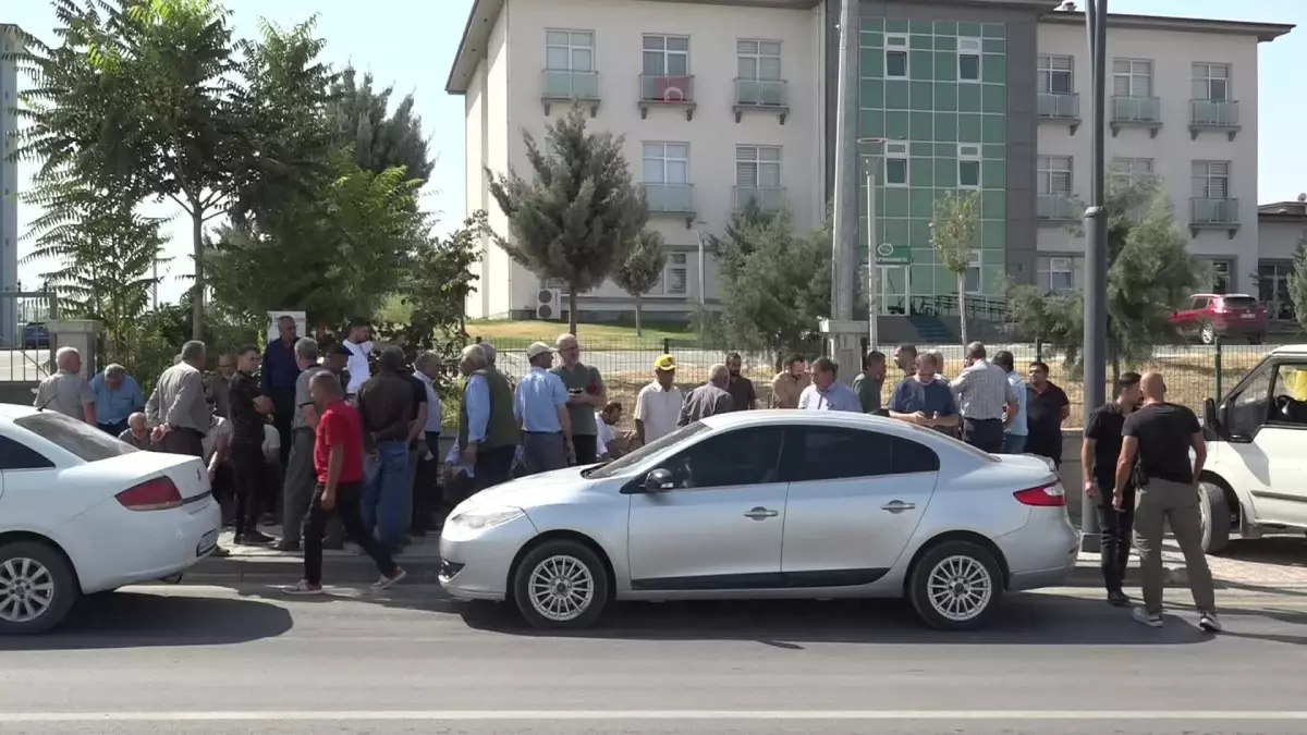 Derme Sulama Birliğine Bağlı Çiftçiler DSİ'yi Protesto Etti: 'Su Krizi ile Çiftçilerimizin Ölüm Fermanı İmzalanmış Bulunmakta'