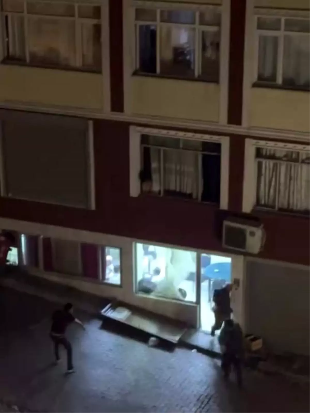 İstanbul Fatih'te Kahvehane Saldırısı: Camlar Kırıldı