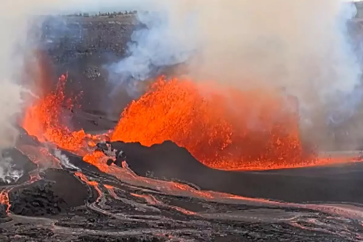 Hawaii'deki Kilauea Yanardağı'nda 32'inci patlama! 100 metreye kadar lav püskürdü