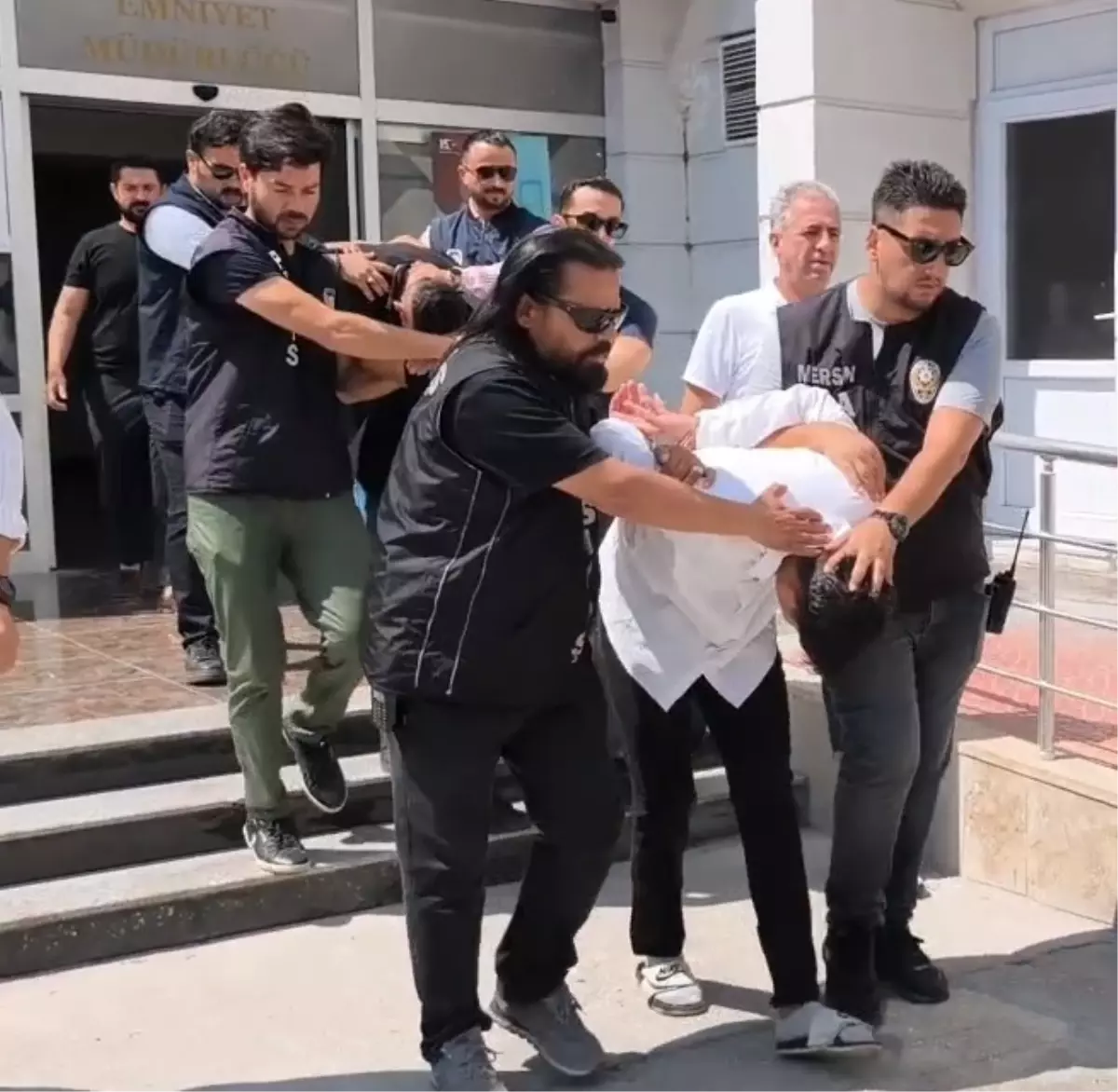 Mersin'de Genç Kızın Öldürülmesi Davasında 3 Şüpheli Adliyeye Sevk Edildi