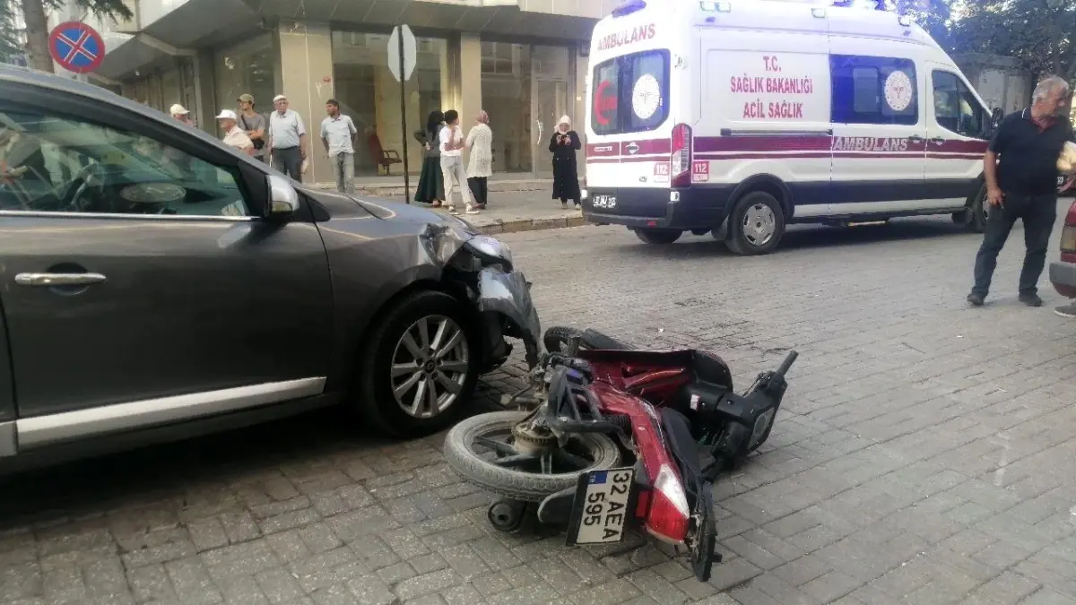 Isparta'da Otomobil ile Motosiklet Çarpıştı: 1 Yaralı
