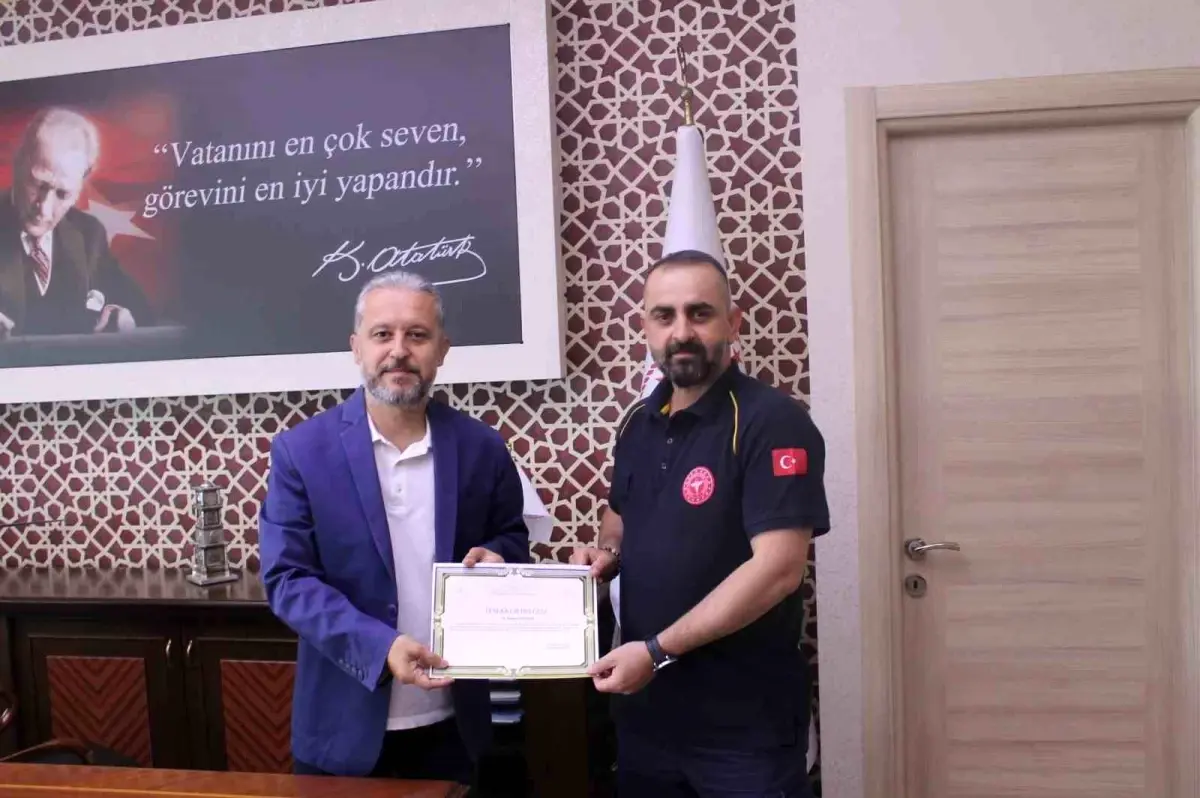 Düzce'de Ambulans Şoföründen Örnek Davranış: Kağıt Toplayıcı Çocuğa Ayakkabı Verdiler