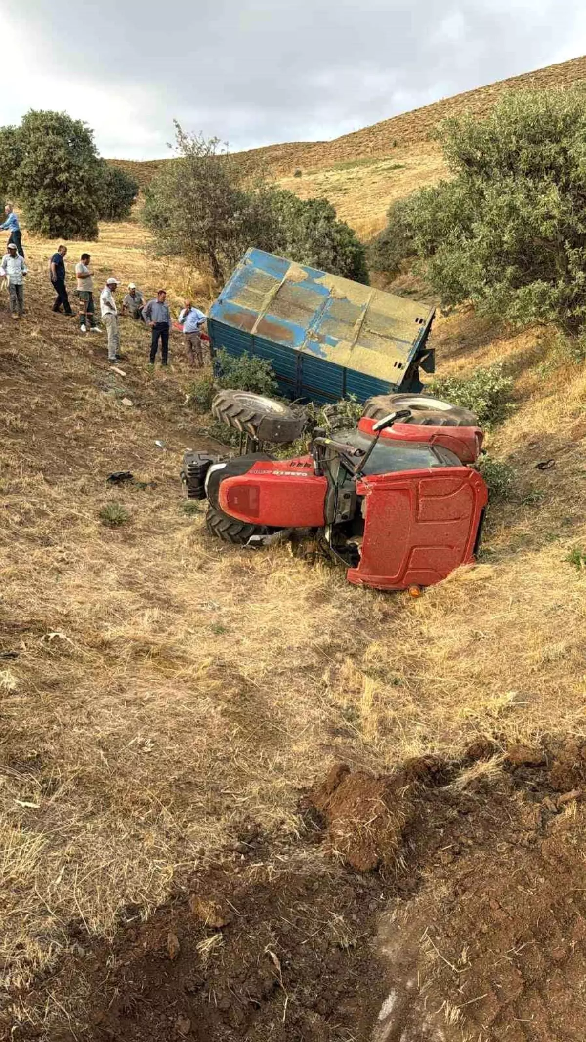 Erzurum'da Traktör Devrildi, Sürücü Hafif Yaralandı