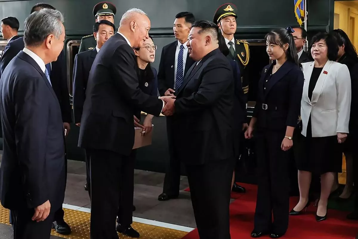 Kim Jong Un, halefi olarak gördüğü 12 yaşındaki kızını ilk kez dünyaya tanıttı