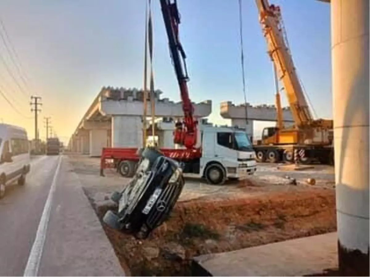 İnegöl'de Kontrolden Çıkan Otomobil Üst Geçit İnşaatına Düştü: 4 Yaralı