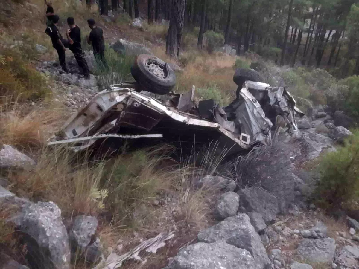 Kamyonet Uçuruma Yuvarlandı: 1 Ölü, Koyunlar Telef Oldu