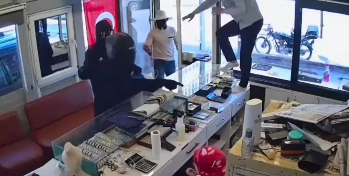 Kuyumcu Soygununa Karşı Koyan İşletme Sahibi Bıçakla Şüphelileri Korkuttu