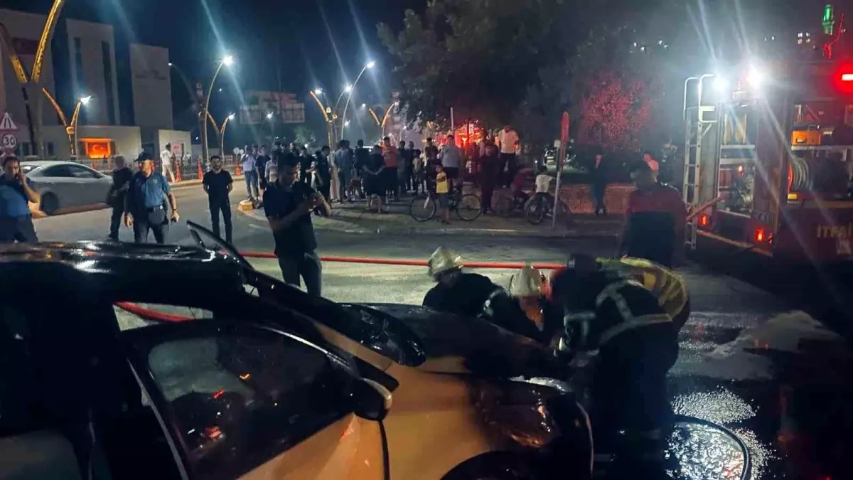Mardin'de Seyir Halindeki Otomobil Alev Aldı