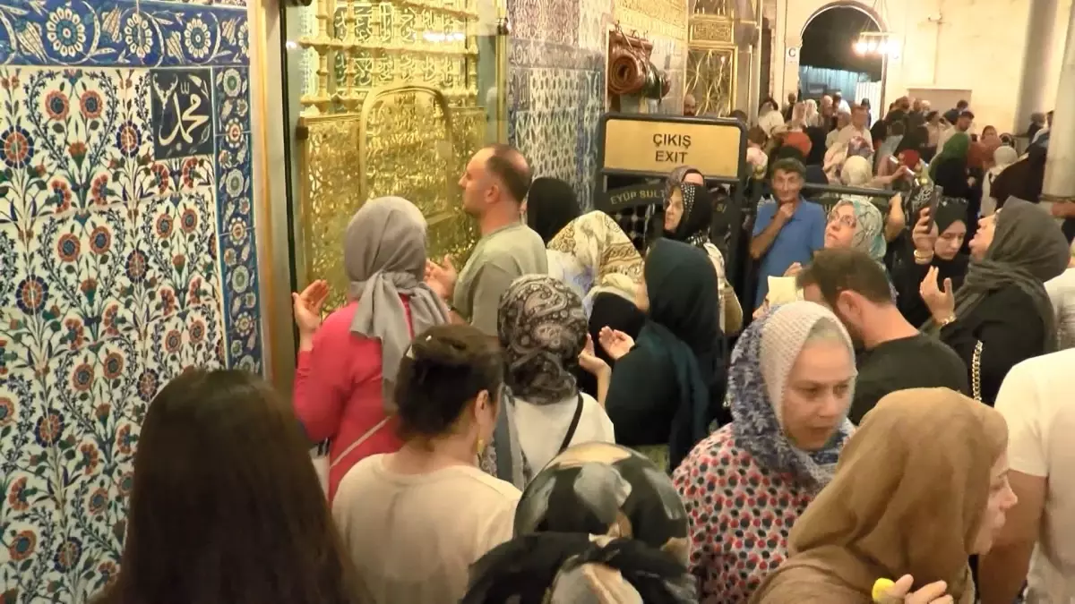 Mevlid Kandili'nde Eyüpsultan Camii'nde Coşkulu Kutlama