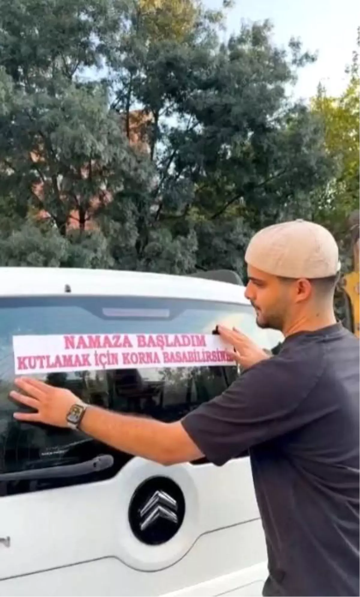 İnegöl'de Gençten Sosyal Deney: 'Namaza Başladım, Korna Basın!'