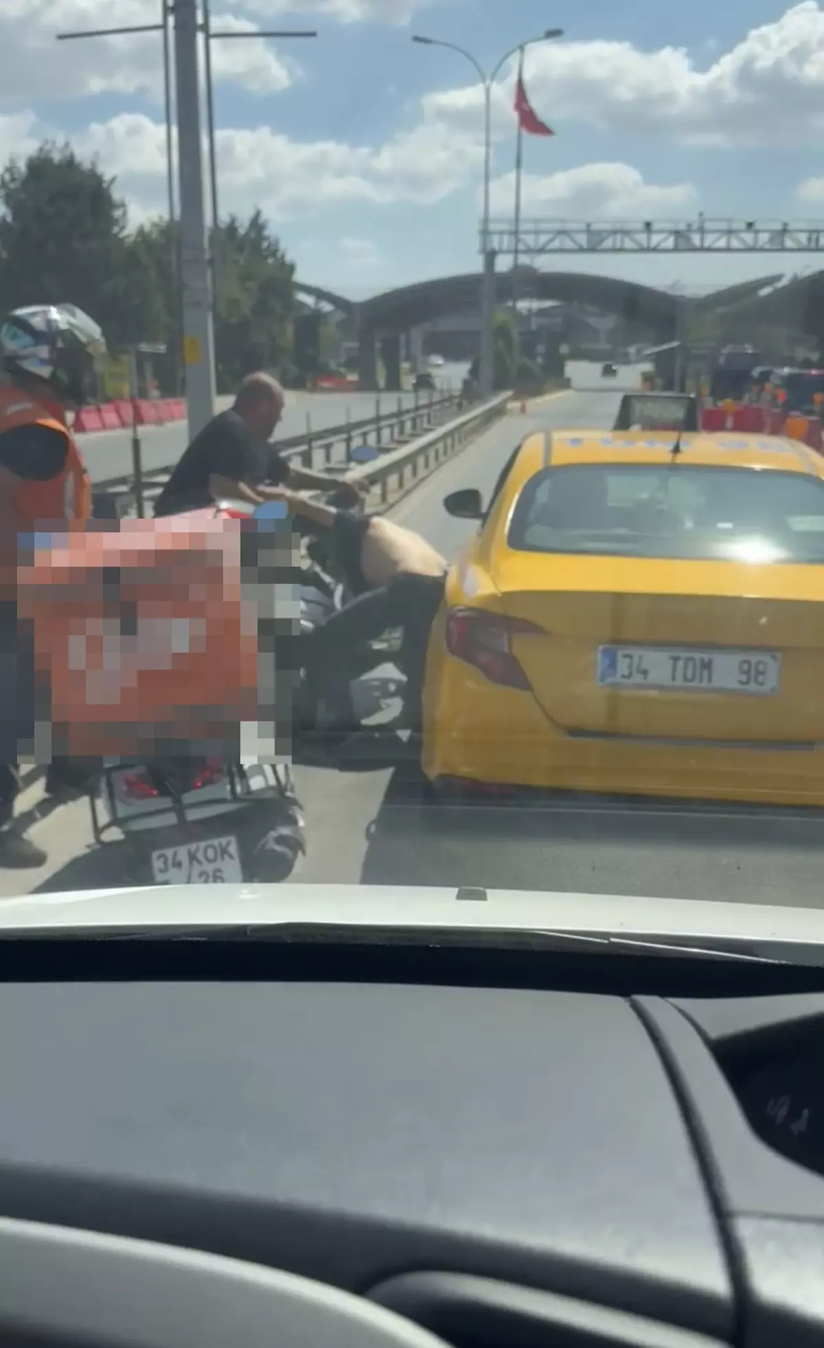 Sabiha Gökçen Havalimanı'nda Motokurye ve Taksi Şoförü Arasında Kavga