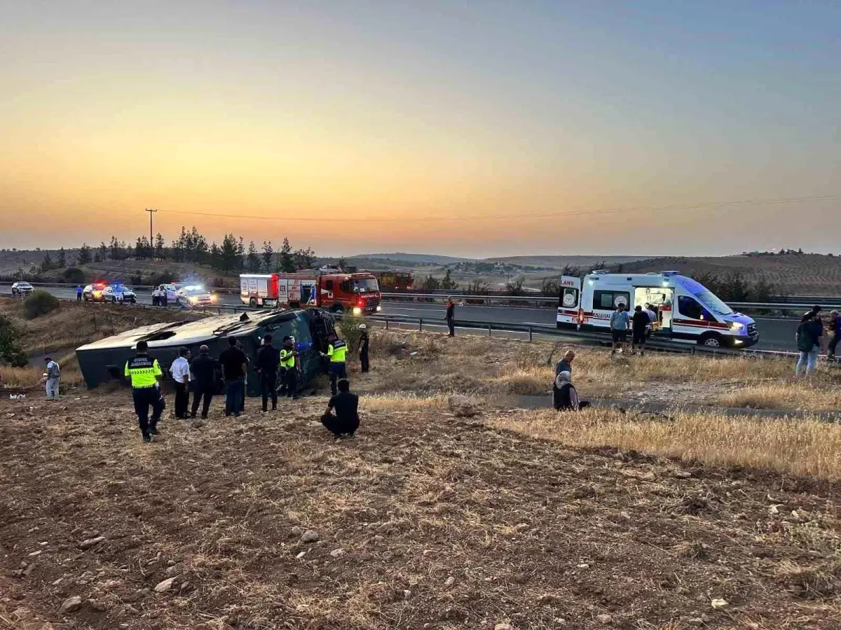 Şanlıurfa'da yolcu otobüsü devrildi, 27 kişi yaralandı
