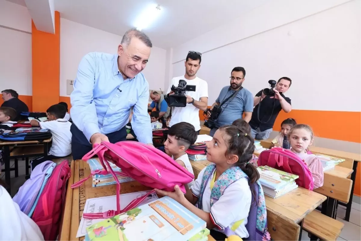Sultangazi Belediyesi'nden 15 Bin Öğrenciye Kırtasiye Seti Dağıtımı