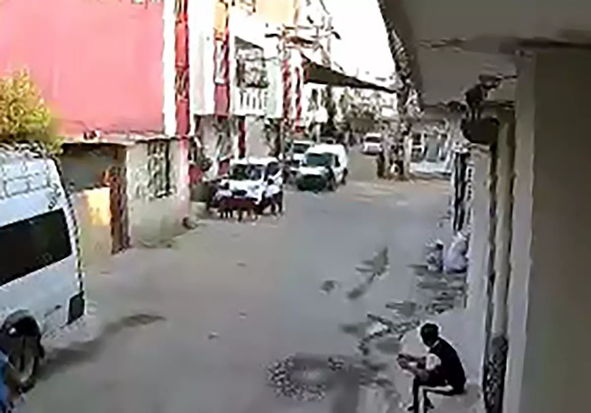 Adana'da Polisin Takibinde Silahlarla Dolu Araç Durduruldu