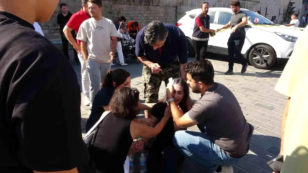 Beyoğlu'nda Polis Aracı Kaza Yaptı: 4 Memur Yaralandı
