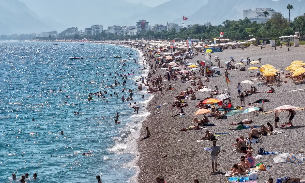 Antalya Sahillerinde Yoğunluk: Okul Öncesi Son Tatil Keyfi