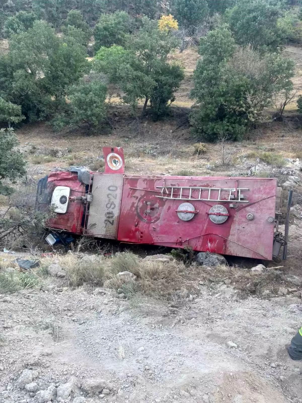 Denizli'de Orman Yangını Soğutma Çalışmalarında Kaza: Arazöz Şarampole Yuvarlandı