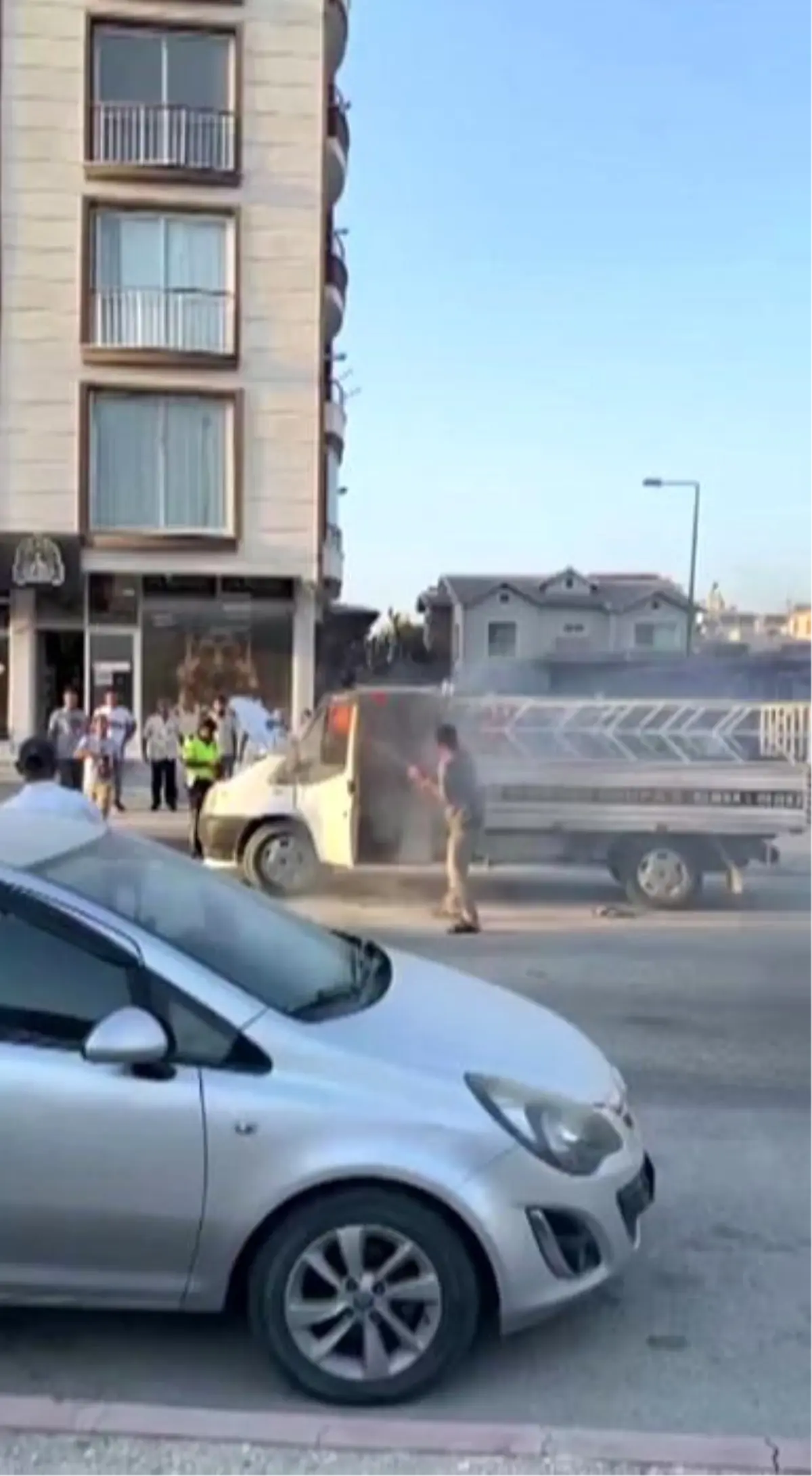 Hatay'da Kamyonetteki Yangına Kola ile Müdahale Edildi