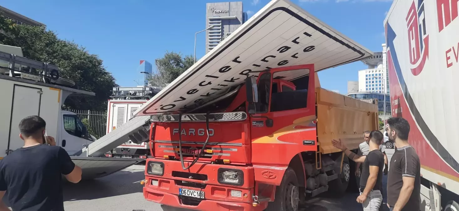 Çankaya'da Hafriyat Kamyonu Yön Levhasına Çarptı