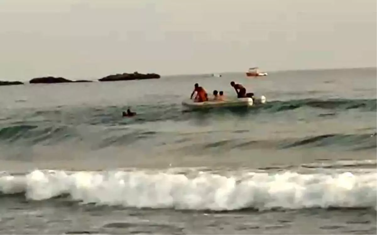 Alanya'da Tatilciler Akıntıya Kapıldı, Cankurtaranlar Yoğun Mesai Yaptı
